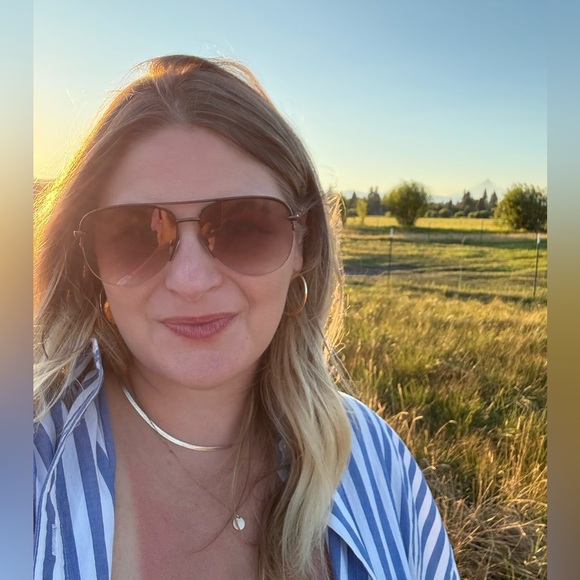 Meet Your Posher - Picture 2 of 3